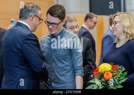 Von links: Mario Voigt CDU, Ministerpräsident bekommt Glückwünsche von Christian Schaft Fraktionsvorsitzender die Linke und Katja Mitteldorf Parlamentarische Geschäftsführerin die Linke, 12.12.2024, Erfurt Deutschland, Politik, Thüringer Landtag, Wahl des Ministerpräsidenten *** von links Mario Voigt CDU, Ministerpräsident erhält Glückwünsche von Christian Schaft, Fraktionsvorsitzender die Linke und Katja Mitteldorf Parlamentarische Sekretärin die Linke , 12 12 2024, Erfurt Deutschland , Politik, Thüringer Parlament, Wahl des Ministerpräsidenten xprx Stockfoto