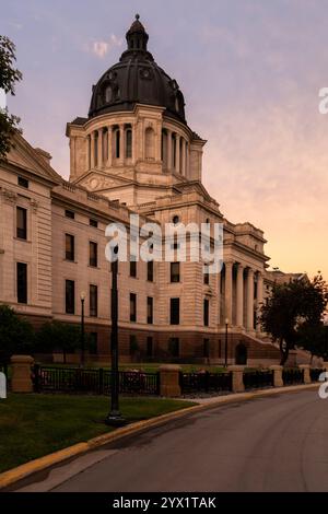 Abendlicher vertikaler Blick auf das Parlamentsgebäude des State Capitol in Pierre, South Dakota Stockfoto