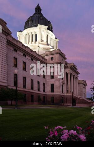 Vertikale Ansicht des Kapitolgebäudes von South Dakota in Pierre in der Abenddämmerung mit beleuchteter Kuppel Stockfoto