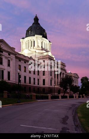 Vertikale Ansicht des Kapitolgebäudes von South Dakota in Pierre in der Abenddämmerung mit beleuchteter Kuppel Stockfoto