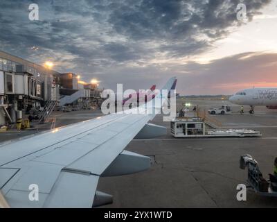 BELGRAD, SERBIEN - 16. JUNI 2024: Ein KLM-Flugzeugflügel ragt über dem Rollfeld des Flughafens Belgrad aus und ist startbereit. Belgrad Nikola tesla ist serbien Stockfoto