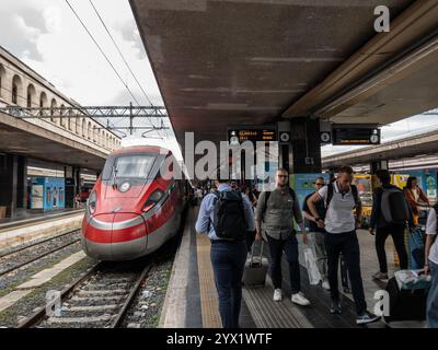 ROM, ITALIEN - 17. JUNI 2023: Ein Hochgeschwindigkeitszug Frecciarossa in Trenitalia am Bahnhof Roma Termini, der sich auf die Abfahrt nach Mailand vorbereitet. Frecciarossa i Stockfoto