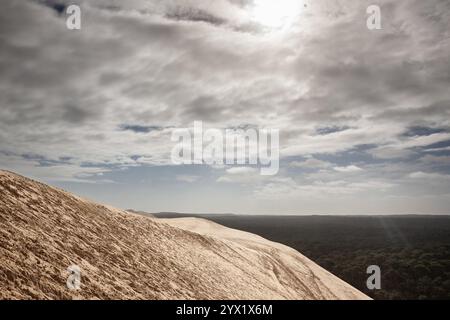 Die französische Düne Pilat (Dune du Pyla) erhebt sich oberhalb der Bucht von Arcachon. Als höchste Sanddüne Europas überblickt sie dichte Wälder. Pilat oder Pyla Dune ist der große Stockfoto
