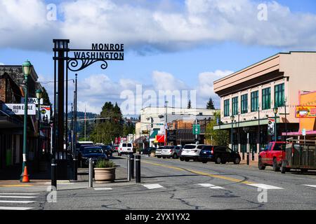 Monroe, WA, USA - 17. April 2024; Blick auf die Main Street mit Stadtzeichen Monroe Washington Stockfoto