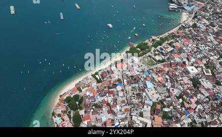 Sansibar. Dezember 2024. Ein Drohnenfoto vom 11. Dezember 2024 zeigt einen Blick auf die Steinstadt in Sansibar, Tansania. Stone Town, das 2000 von der Organisation der Vereinten Nationen für Bildung, Wissenschaft und Kultur zum Weltkulturerbe erklärt wurde, ist ein Paradebeispiel für die Handelsstädte an der Küste Swahili in Ostafrika. Das städtische Gefüge und die Stadtansicht sind weitgehend intakt. Viele schöne Gebäude spiegeln eine einzigartige Kultur wider, die afrikanische, arabische, indische und europäische Einflüsse vereint, die sich über mehr als ein Jahrtausend angesammelt haben. Quelle: Han Xu/Xinhua/Alamy Live News Stockfoto