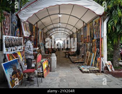 Sansibar. Dezember 2024. Dieses Foto, das am 10. Dezember 2024 aufgenommen wurde, zeigt eine Galerie in der Steinstadt Sansibar, Tansania. Stone Town, das 2000 von der Organisation der Vereinten Nationen für Bildung, Wissenschaft und Kultur zum Weltkulturerbe erklärt wurde, ist ein Paradebeispiel für die Handelsstädte an der Küste Swahili in Ostafrika. Das städtische Gefüge und die Stadtansicht sind weitgehend intakt. Viele schöne Gebäude spiegeln eine einzigartige Kultur wider, die afrikanische, arabische, indische und europäische Einflüsse vereint, die sich über mehr als ein Jahrtausend angesammelt haben. Quelle: Han Xu/Xinhua/Alamy Live News Stockfoto