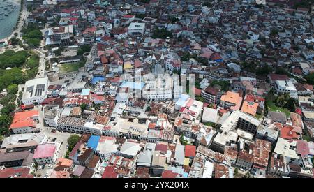 (241213) -- SANSIBAR, 13. Dezember 2024 (Xinhua) -- ein Luftdrohnenfoto vom 11. Dezember 2024 zeigt einen Blick auf die Steinstadt in Sansibar, Tansania. Stone Town, das 2000 von der Organisation der Vereinten Nationen für Bildung, Wissenschaft und Kultur zum Weltkulturerbe erklärt wurde, ist ein Paradebeispiel für die Handelsstädte an der Küste Swahili in Ostafrika. Das städtische Gefüge und die Stadtansicht sind weitgehend intakt. Viele schöne Gebäude spiegeln eine einzigartige Kultur wider, die afrikanische, arabische, indische und europäische Einflüsse vereint, die sich über mehr als ein Jahrtausend angesammelt haben. (Xinhua/Han Xu) Stockfoto