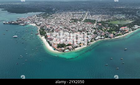 (241213) -- SANSIBAR, 13. Dezember 2024 (Xinhua) -- ein Luftdrohnenfoto vom 11. Dezember 2024 zeigt einen Blick auf die Steinstadt in Sansibar, Tansania. Stone Town, das 2000 von der Organisation der Vereinten Nationen für Bildung, Wissenschaft und Kultur zum Weltkulturerbe erklärt wurde, ist ein Paradebeispiel für die Handelsstädte an der Küste Swahili in Ostafrika. Das städtische Gefüge und die Stadtansicht sind weitgehend intakt. Viele schöne Gebäude spiegeln eine einzigartige Kultur wider, die afrikanische, arabische, indische und europäische Einflüsse vereint, die sich über mehr als ein Jahrtausend angesammelt haben. (Xinhua/Han Xu) Stockfoto