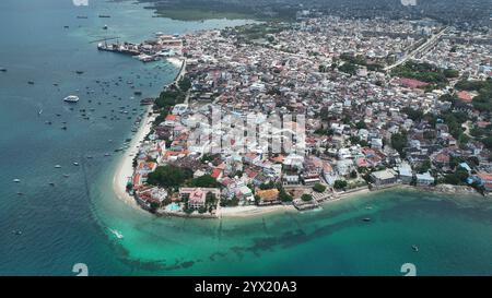 Sansibar. Dezember 2024. Ein Drohnenfoto vom 11. Dezember 2024 zeigt einen Blick auf die Steinstadt in Sansibar, Tansania. Stone Town, das 2000 von der Organisation der Vereinten Nationen für Bildung, Wissenschaft und Kultur zum Weltkulturerbe erklärt wurde, ist ein Paradebeispiel für die Handelsstädte an der Küste Swahili in Ostafrika. Das städtische Gefüge und die Stadtansicht sind weitgehend intakt. Viele schöne Gebäude spiegeln eine einzigartige Kultur wider, die afrikanische, arabische, indische und europäische Einflüsse vereint, die sich über mehr als ein Jahrtausend angesammelt haben. Quelle: Han Xu/Xinhua/Alamy Live News Stockfoto