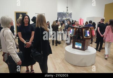 MIAMI BEACH, FLORIDA - 4. DEZEMBER: Gäste nehmen an der Eröffnungsveranstaltung für Performing Perspectives: A Collection in Dialogue Teil, die vom Bass Museum im Rahmen der Art Basel Miami Beach am 4. Dezember 2024 in Miami Beach, Florida, präsentiert wurde. (Foto: Sean Drakes/Alamy) Stockfoto