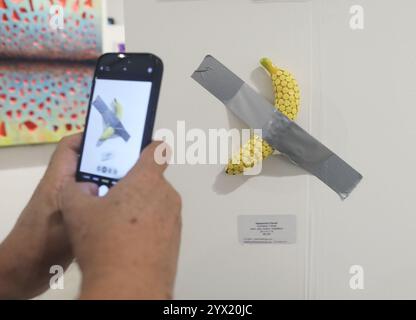 MIAMI, FLORIDA - 5. DEZEMBER: Comedian Tribute von Alessandra Pierelli bei Context Art Miami im Rahmen der Miami Art Week am 5. Dezember 2024 in Miami, Florida. (Foto: Sean Drakes/Alamy) Stockfoto