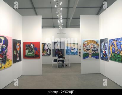 MIAMI, FLORIDA - 5. DEZEMBER: Ansicht der Nader Art Gallery bei Context Art Miami im Rahmen der Miami Art Week am 5. Dezember 2024 in Miami, Florida. (Foto: Sean Drakes/Alamy) Stockfoto