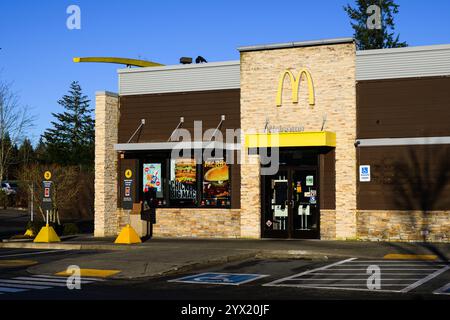 Redmond, WA, USA - 4. Dezember 2024; modernes McDonalds Fast-Food-Restaurant mit goldenen Bögen über der Tür Stockfoto