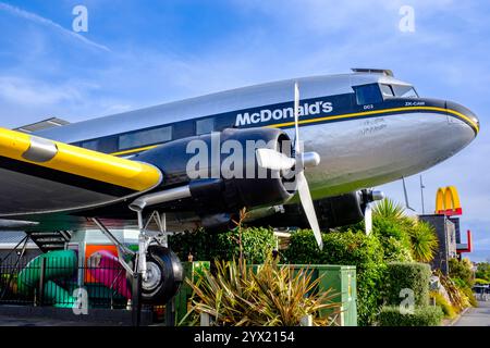 Außenansicht des McDonald's Fast-Food-Restaurants DC3 Flugzeug in Taupo, Neuseeland, beschrieben als der coolste McDonald's der Welt Stockfoto