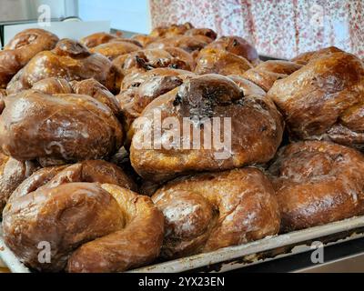 Nahaufnahme eines Backblechs mit Apple Uglies. Diese Apfelfritter wurden durch das Southern Living Magazin berühmt gemacht. Die Bäckerei befindet sich in Buxton, Oute Stockfoto