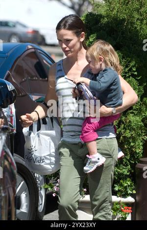 Jennifer Garner und ihre Tochter Seraphina nehmen sich am 14. September 2010 in Pacific Palisades, Kalifornien, Zeit. Stockfoto