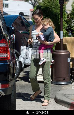 Jennifer Garner und ihre Tochter Seraphina nehmen sich am 14. September 2010 in Pacific Palisades, Kalifornien, Zeit. Stockfoto