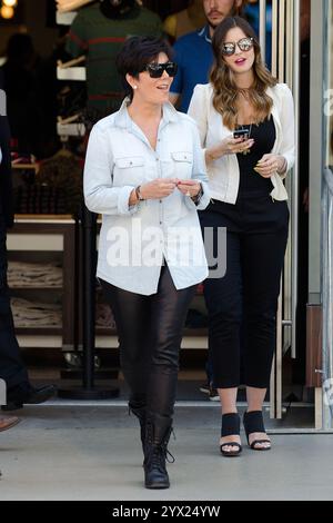 Kris Jenner tritt in Santa Monica in einem Jeanshemd und einer schwarzen Lederhose auf und strahlt schicke Eleganz aus, Mai 2013. Stockfoto