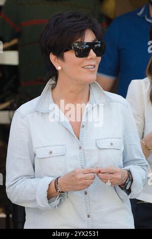 Kris Jenner tritt in Santa Monica in einem Jeanshemd und einer schwarzen Lederhose auf und strahlt schicke Eleganz aus, Mai 2013. Stockfoto