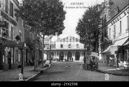 CPA Nevers Avenue de la Gare 1900. Stockfoto