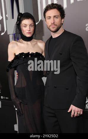 Los Angeles, ca. 12. Dezember 2024. Emma Corrin und Aaron Taylor-Johnson bei der LA-Premiere von Nosferatu im TCL Chinese Theatre in Los Angeles, Kalifornien am 12. Dezember 2024. Quelle: Faye Sadou/Media Punch/Alamy Live News Stockfoto