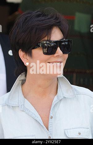 Kris Jenner tritt in Santa Monica in einem Jeanshemd und einer schwarzen Lederhose auf und strahlt schicke Eleganz aus, Mai 2013. Stockfoto