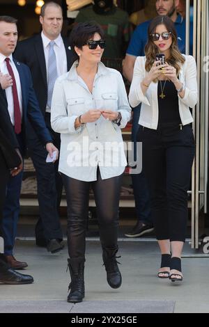 Kris Jenner tritt in Santa Monica in einem Jeanshemd und einer schwarzen Lederhose auf und strahlt schicke Eleganz aus, Mai 2013. Stockfoto