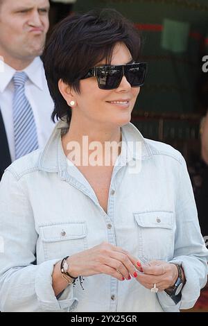 Kris Jenner tritt in Santa Monica in einem Jeanshemd und einer schwarzen Lederhose auf und strahlt schicke Eleganz aus, Mai 2013. Stockfoto