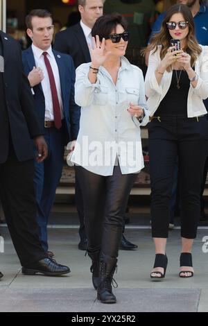 Kris Jenner tritt in Santa Monica in einem Jeanshemd und einer schwarzen Lederhose auf und strahlt schicke Eleganz aus, Mai 2013. Stockfoto