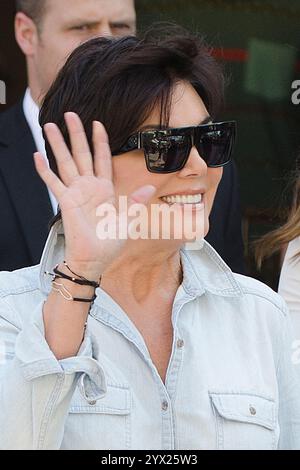 Kris Jenner tritt in Santa Monica in einem Jeanshemd und einer schwarzen Lederhose auf und strahlt schicke Eleganz aus, Mai 2013. Stockfoto