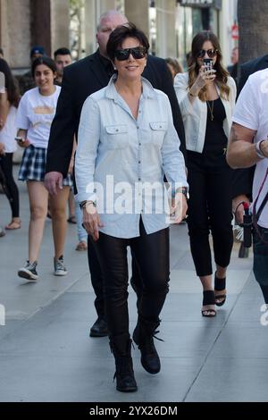 Kris Jenner tritt in Santa Monica in einem Jeanshemd und einer schwarzen Lederhose auf und strahlt schicke Eleganz aus, Mai 2013. Stockfoto