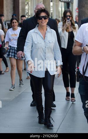 Kris Jenner tritt in Santa Monica in einem Jeanshemd und einer schwarzen Lederhose auf und strahlt schicke Eleganz aus, Mai 2013. Stockfoto