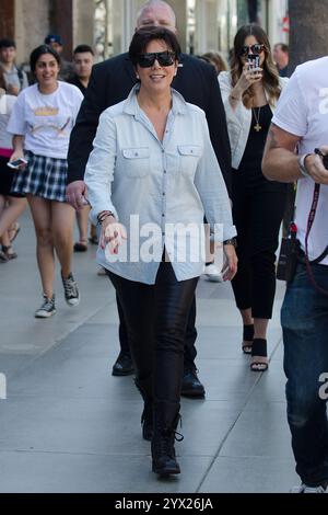 Kris Jenner tritt in Santa Monica in einem Jeanshemd und einer schwarzen Lederhose auf und strahlt schicke Eleganz aus, Mai 2013. Stockfoto