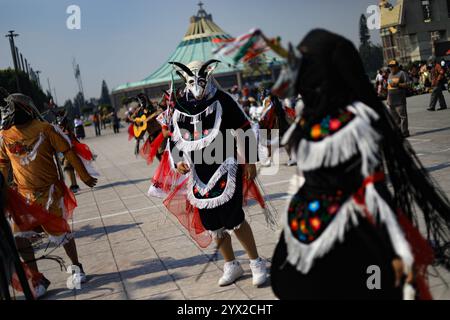 Nicht exklusiv: Eine Person, die mit einem Volkstracht gekleidet ist und während des Tanzes anlässlich der Feierlichkeiten zum Tag der Jungfrau von Guadalupe teilnimmt. Stockfoto