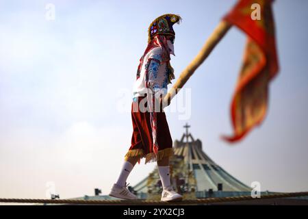 Nicht exklusiv: Eine Person, die mit einem Volkstracht gekleidet ist und während des Tanzes anlässlich der Feierlichkeiten zum Tag der Jungfrau von Guadalupe teilnimmt. Stockfoto