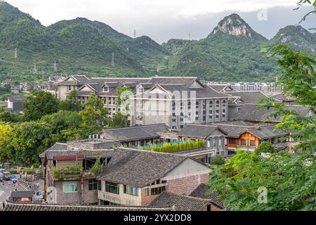 17. August 2022, GUIYANG, CHINA: Touristen besuchen die antike Stadt Qingyan, Guiyang, Provinz Guizhou, China. Ein 5A malerischer Ort. Berühmte Geschichte und Kultur Stockfoto