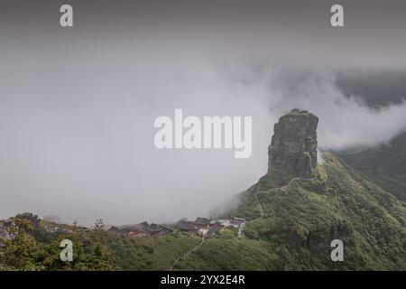 Fanjingshan neue goldene Gipfelkulisse und Blick auf das Tal im Fanjing-Berg in Guizhou China, Kopierraum für Text Stockfoto