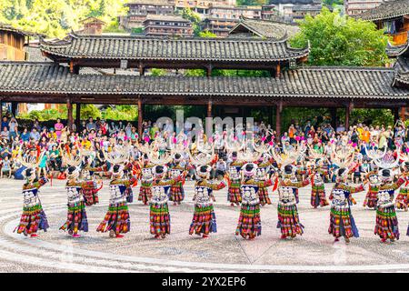 11. AUGUST 2022, XIJIANG, CHINA: Die chinesischen miao-Frauen tragen traditionelle Kleidung und tanzen im offenen Opernhaus des Dorfes Xijiang Qianhu Miao (Th Stockfoto