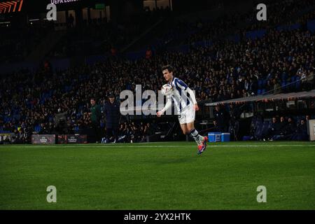 Donostia / San Sebastián, Gipuzkoa, Spanien - 12. Dezember 2024: Jon Magunazelaia kontrolliert den Ball im Spiel Real Sociedad gegen Dynamo Kyiv, Teil der Europa League, in der reale Arena. Quelle: Rubén Gil/Alamy Live News. Stockfoto