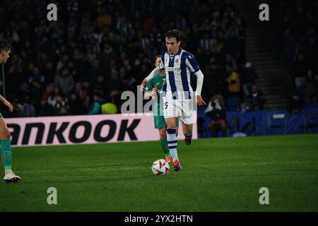 Donostia / San Sebastián, Gipuzkoa, Spanien - 12. Dezember 2024: Jon Magunazelaia dribbelte den Ball im Spiel Real Sociedad gegen Dynamo Kyiv, Teil der Europa League, in der reale Arena. Quelle: Rubén Gil/Alamy Live News. Stockfoto