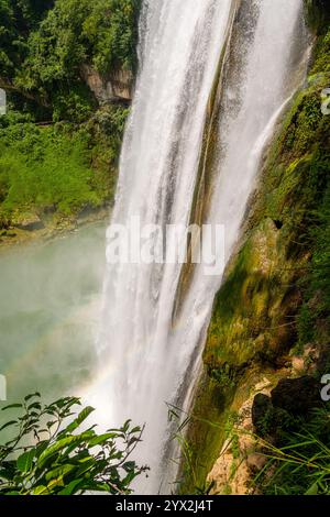 Blick nach unten auf den spektakulären Huangguoshu Wasserfall und einen doppelten Regenbogen in der Provinz Guizhou, blauer Himmel mit Kopierraum für Text Stockfoto