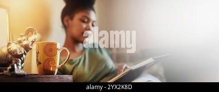 Kaffeetasse, Frau und Schüler lesen Buch zum Lernen, Wissen oder Dekorationsliteratur auf Bannerflächen. Lehrbuch, Mädchen und Studium im Schlafzimmer Stockfoto