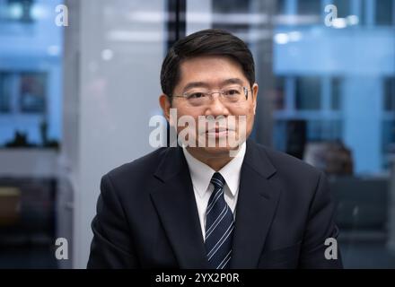 Berlin, Deutschland. Dezember 2024. Deng Hongbo, außerordentlicher und bevollmächtigter Botschafter der Volksrepublik China in der Bundesrepublik Deutschland, besucht den dpa-Nachrichtenraum. Quelle: Soeren Stache/dpa/Alamy Live News Stockfoto