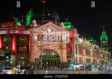 Melbourne Australien. Weihnachtsdekorationen erleuchten die Stadt bei Nacht. Der Bahnhof Flinders Street ist weihnachtlich beleuchtet. Stockfoto