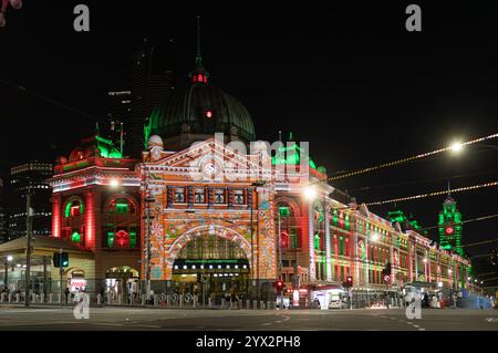 Melbourne Australien. Weihnachtsdekorationen erleuchten die Stadt bei Nacht. Der Bahnhof Flinders Street ist weihnachtlich beleuchtet. Stockfoto