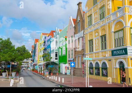 Historische Geschäftshäuser am Wasser im niederländischen Stil an der Handelskade Street in Punda, Willemstad, Curacao. Das historische Willemstad ist ein UNESCO-Weltheld Stockfoto