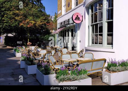 Joe & the Juice Café mit Tischen und Stühlen im ehemaligen Mary Quant Basar, King's Road, Markham Square, Chelsea, London, England, Großbritannien Stockfoto