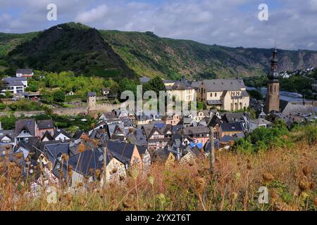 Erhöhter Blick auf Kapuzinerkloster, Kirchturm St. Martin, Fachwerkhäuser, Hügel und Sesselbahn, Cochem, Mosel, Deutschland Stockfoto