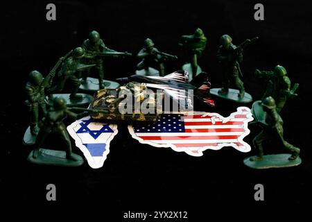 Armeefiguren um Israel und die USA kartieren Flaggen mit militärischer Ausrüstung. Stockfoto