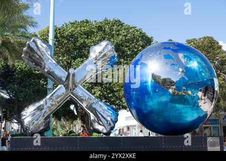 Miami, Florida, USA – 16. November 2024: XO World Project. XO World Sculpture von Daniel Anderson. Touristische Attraktion Monument der XO World. A überschritten Stockfoto